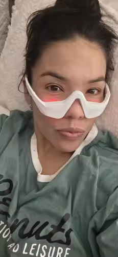 Customer selfie wearing the Eye Massager